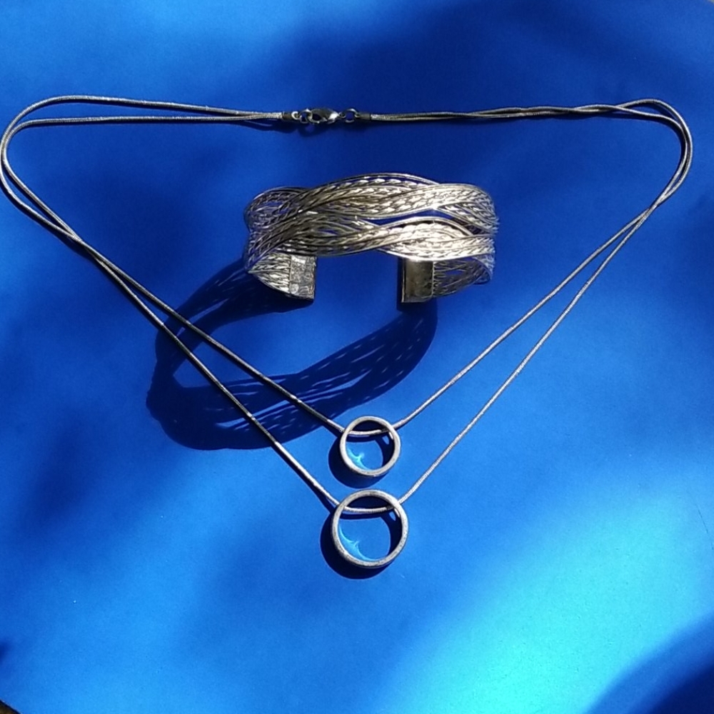 Silver necklace and bracelet